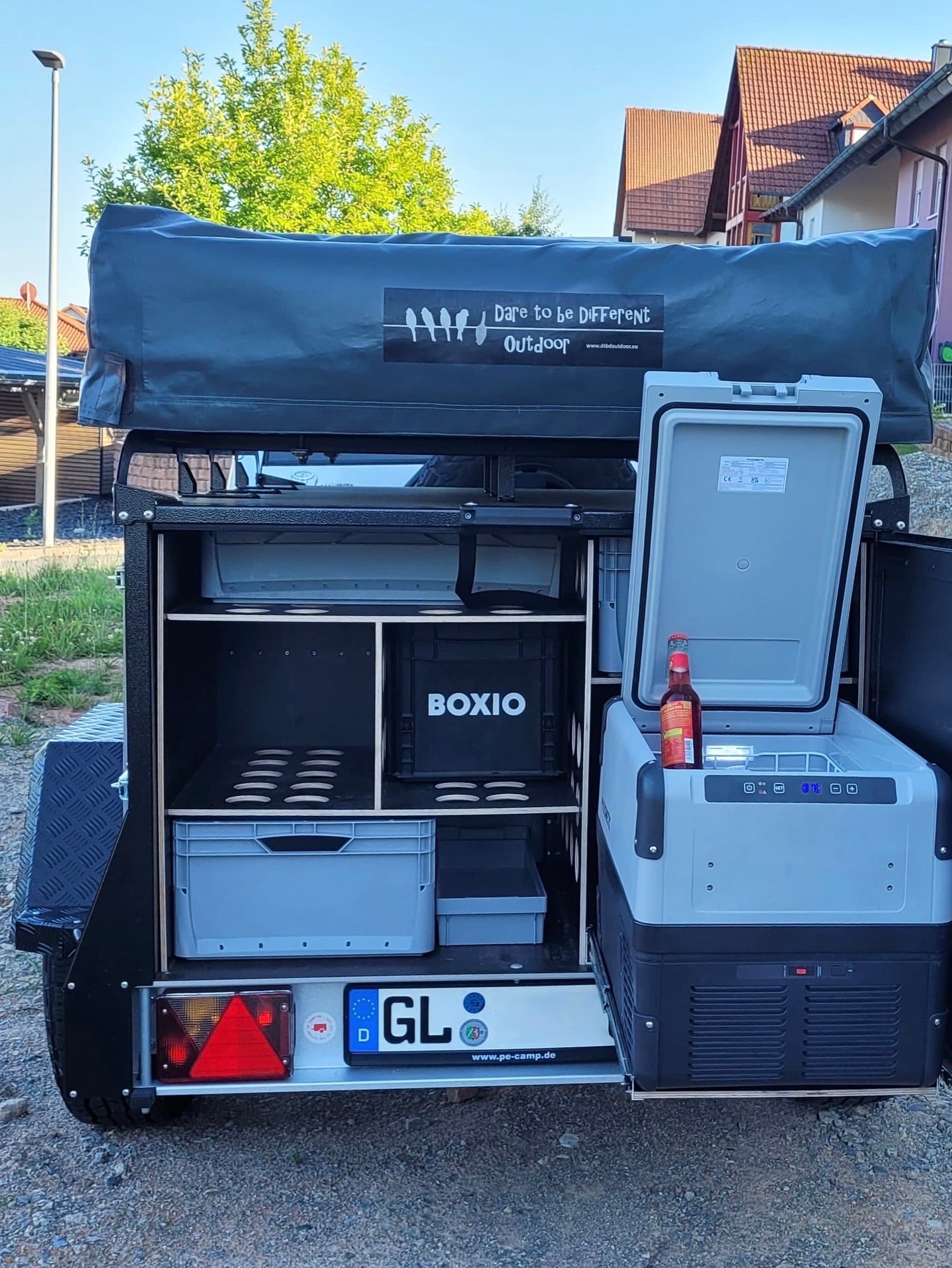 Off road Dachzeltanhänger mit Standheizung, Kühlschrank, Lithiumbatterie und Kühlschrank