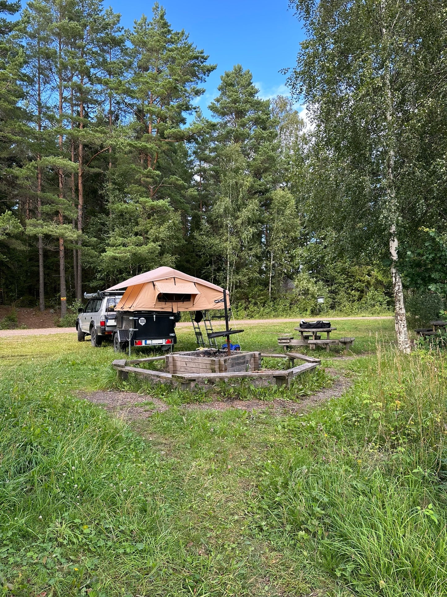 Off road Dachzeltanhänger mit Standheizung, Kühlschrank, Lithiumbatterie und Kühlschrank