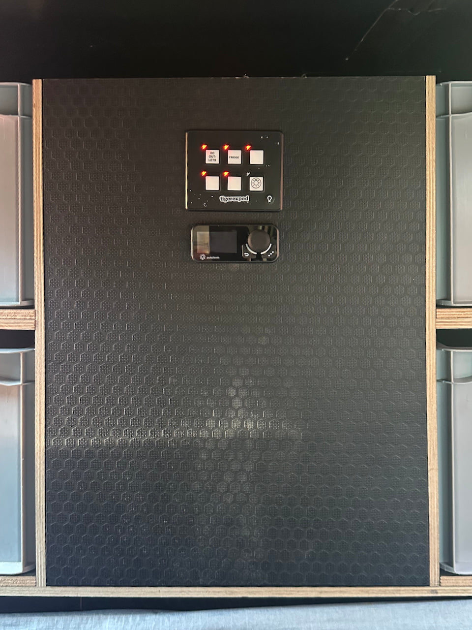 Off road Dachzeltanhänger mit Standheizung, Kühlschrank, Lithiumbatterie und Kühlschrank