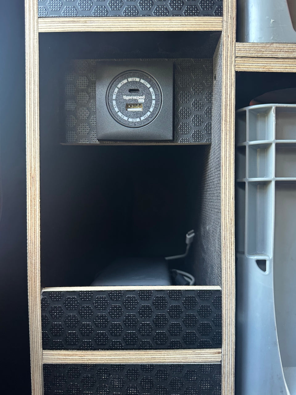 Off road Dachzeltanhänger mit Standheizung, Kühlschrank, Lithiumbatterie und Kühlschrank