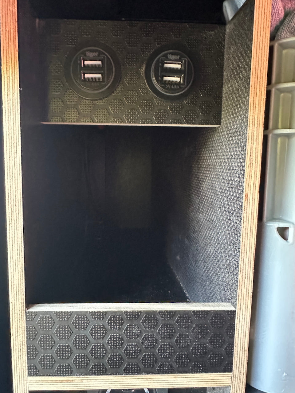 Off road Dachzeltanhänger mit Standheizung, Kühlschrank, Lithiumbatterie und Kühlschrank