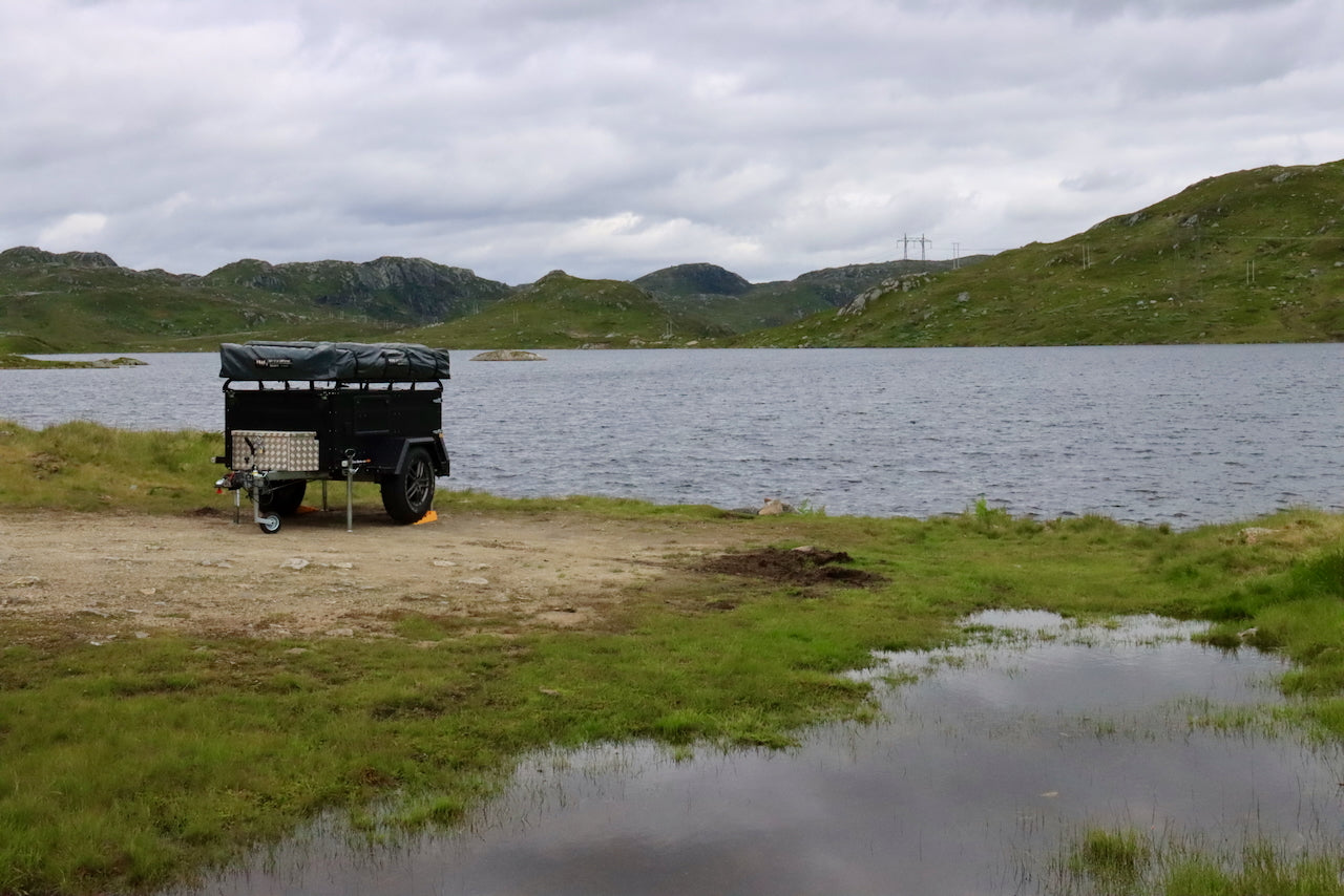Off road Dachzeltanhänger mit Standheizung, Kühlschrank, Lithiumbatterie und Kühlschrank